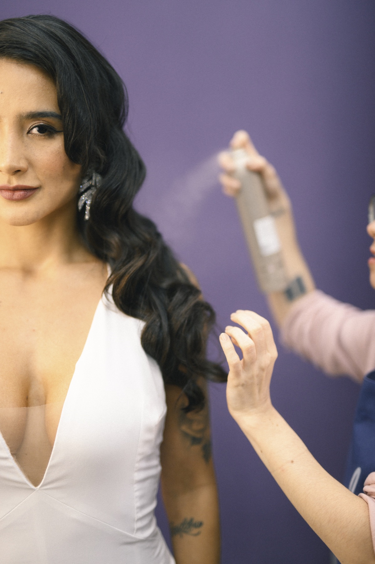 Noiva diante do espelho durante a construção de sua beleza